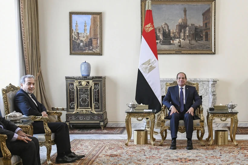 Egyptian President Abdel-Fattah el-Sissi, right, meets with Iranian Foreign Minister Abbas Araghchi, at the Presidential Palace in Cairo, Egypt, Thursday, Oct.17, 2024. Egyptian Presidency Media Office