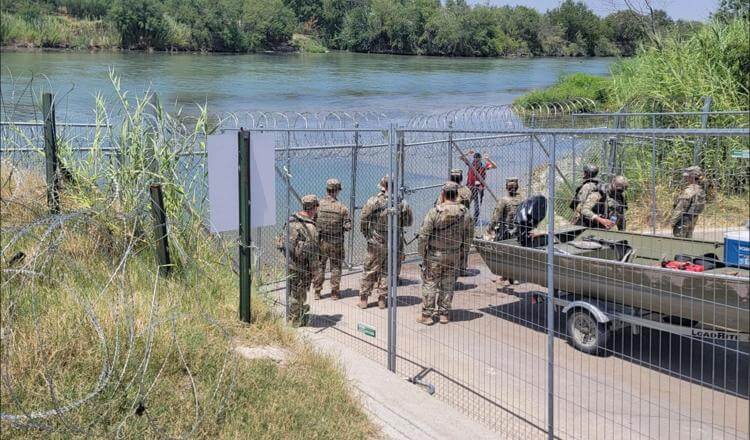 Members of the Texas National Guard erecting razor wire barriers on state land in Eagle Pass, Texas. x.com