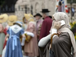 A veiled woman pictured in Geneva. Keystone / Martial Trezzini