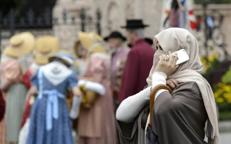 A veiled woman pictured in Geneva. Keystone / Martial Trezzini