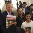 Donald Trump poses for photos with family members of Hamas hostage Edan Alexander. AP