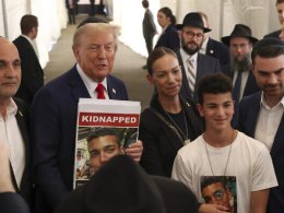 Donald Trump poses for photos with family members of Hamas hostage Edan Alexander. AP