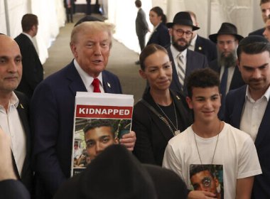 Donald Trump poses for photos with family members of Hamas hostage Edan Alexander. AP